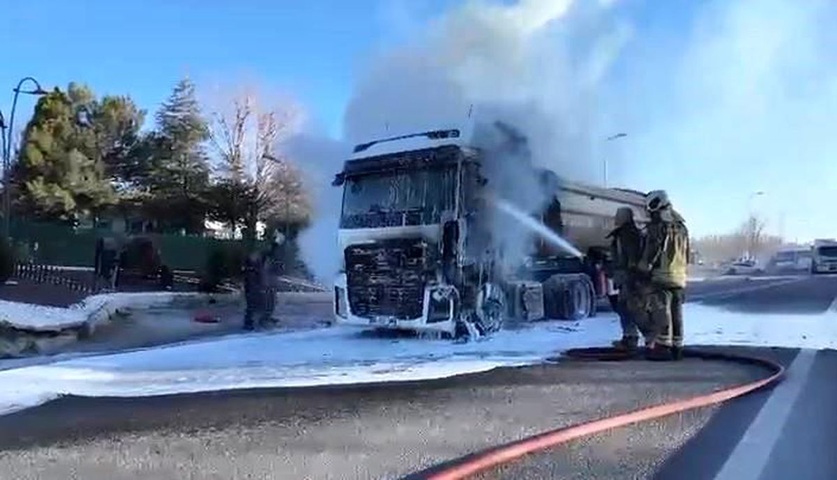 Ankara'da seyir halindeki hafriyat kamyonu yandı