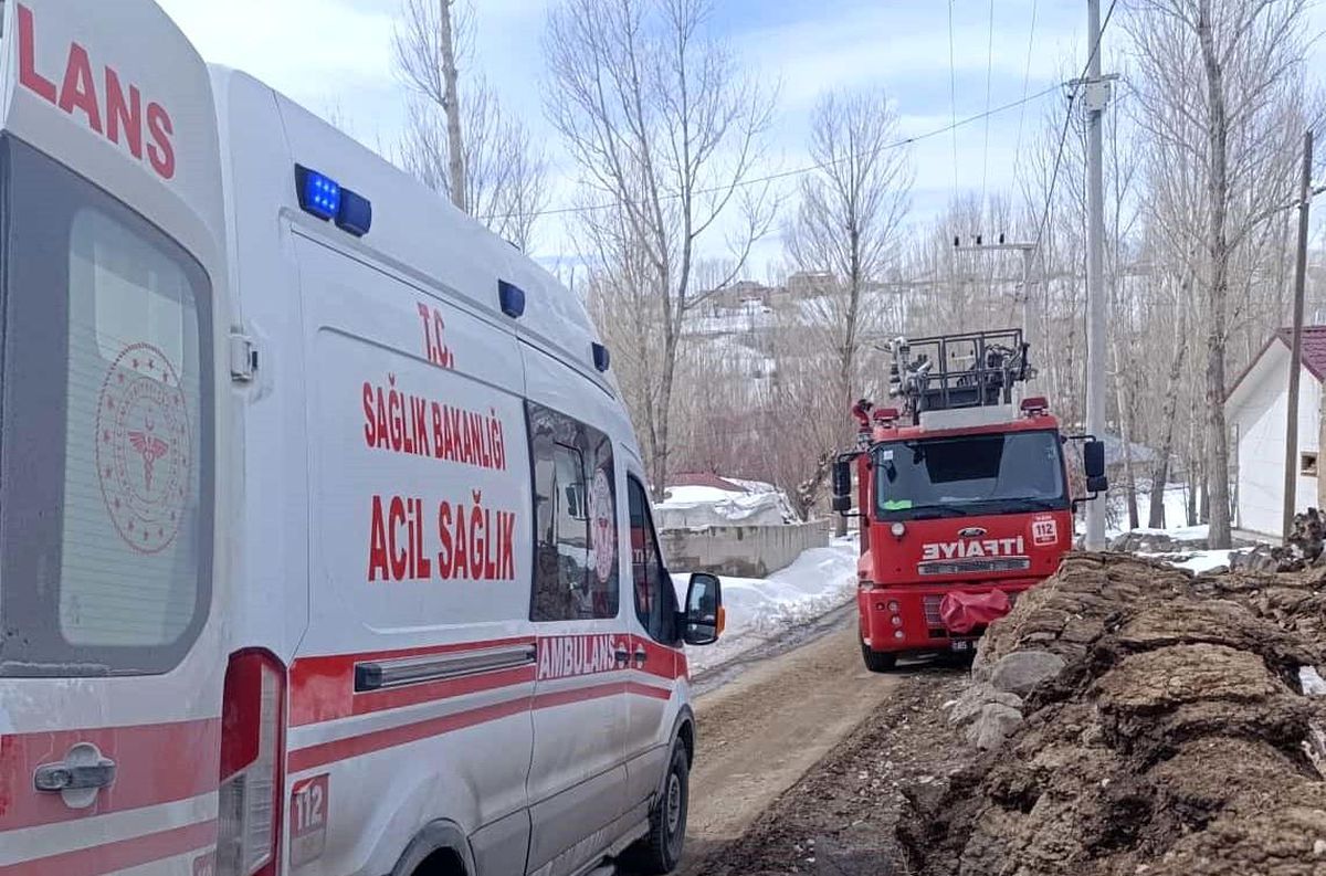 Başkale'de korkutan yangın: 3 çocuk tedavi altına alındı