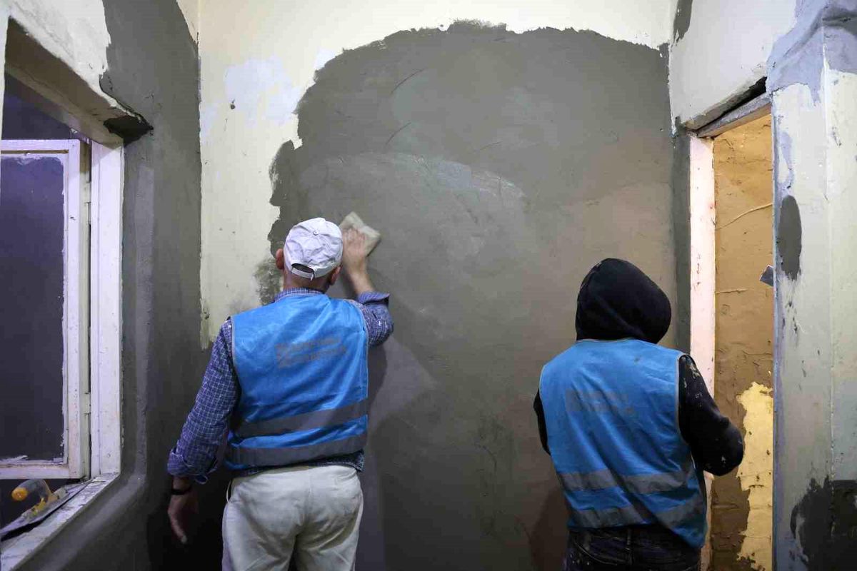 Diyarbakır'da ihtiyaç sahibi vatandaşın evi 'denetimli serbestlik hükümlülerince' onarıma alındı