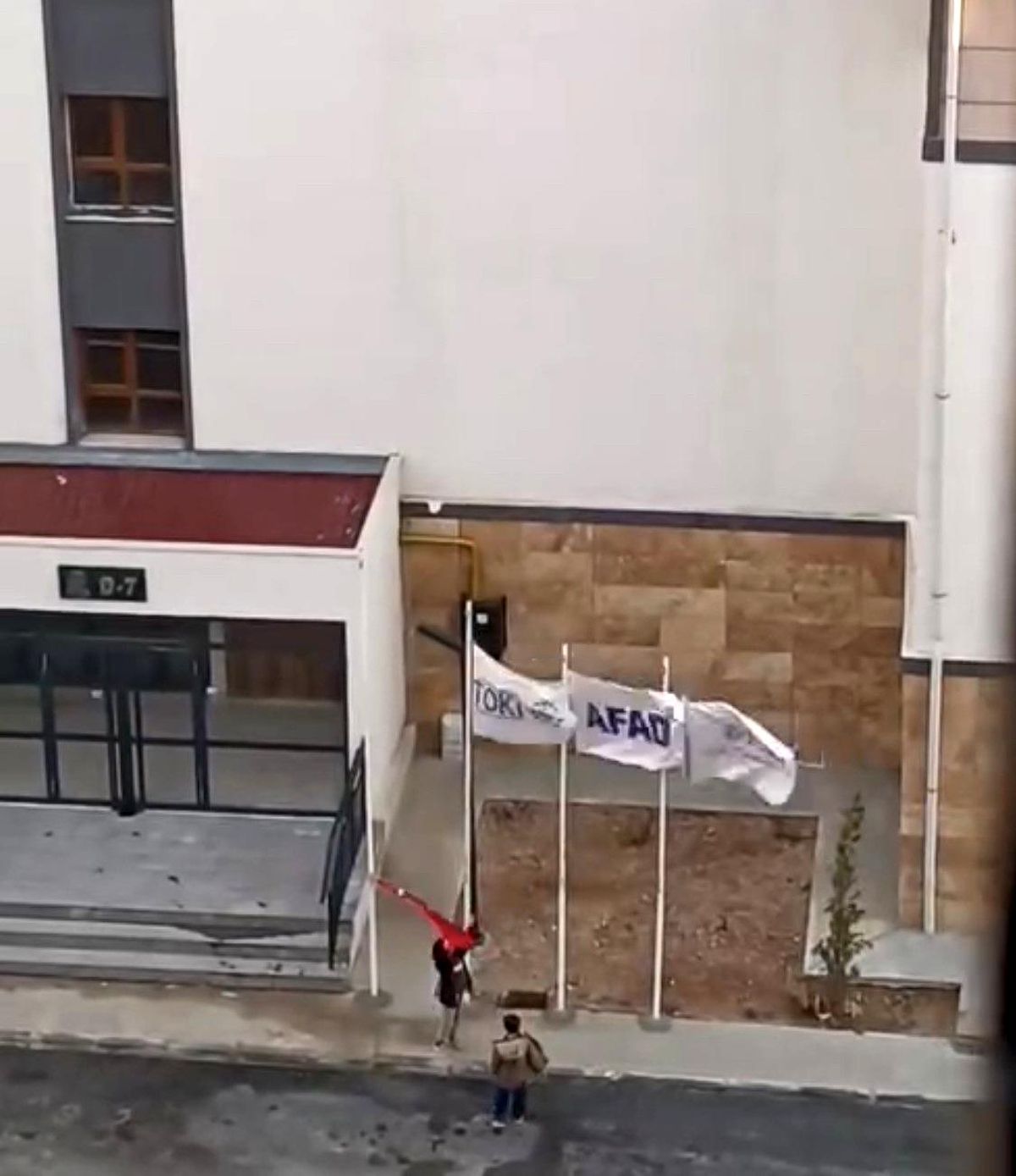 Elazığ'da iki küçük kalpten Türk bayrağına büyük vefa