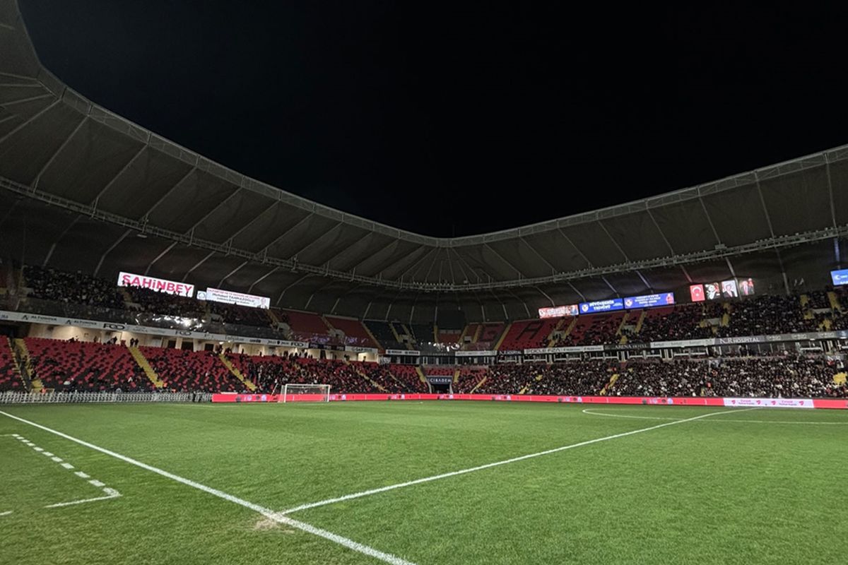 Gaziantep FK-Fenerbahçe mücadelesi ışıklandırmadaki arıza nedeniyle 1 saat gecikmeli başladı
