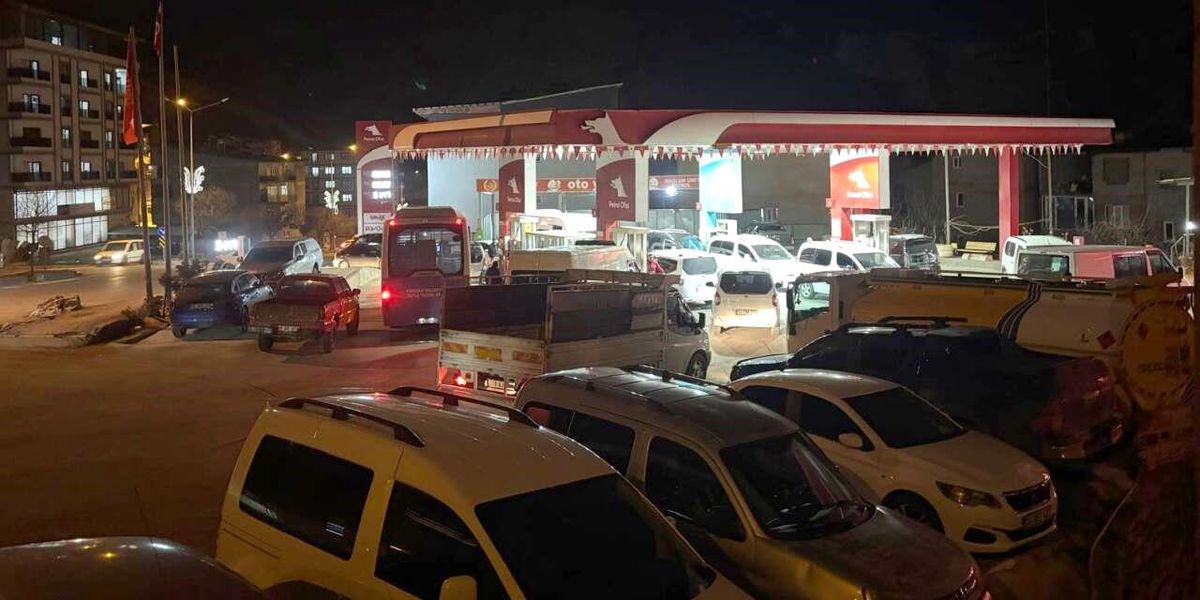 Hakkari'de akaryakıt kuyruğu: Zam beklentisi istasyonları doldurdu