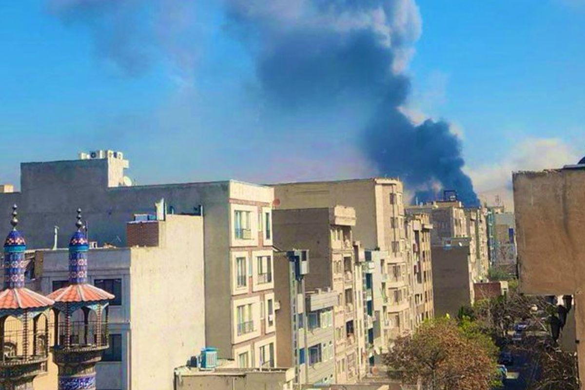 İsrail, Tahran'ın doğusuna saldırıyor! Şiddetli patlama oldu, gökyüzü dumanla kaplandı