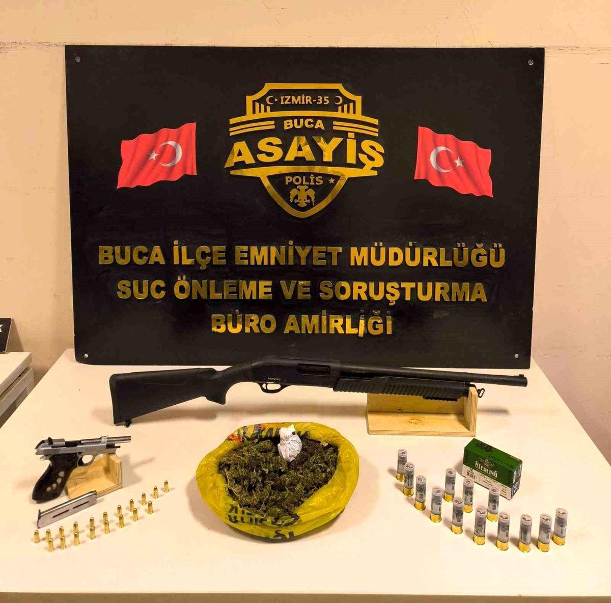 İzmir'de aranan şahıs silah ve uyuşturucuyla yakalandı