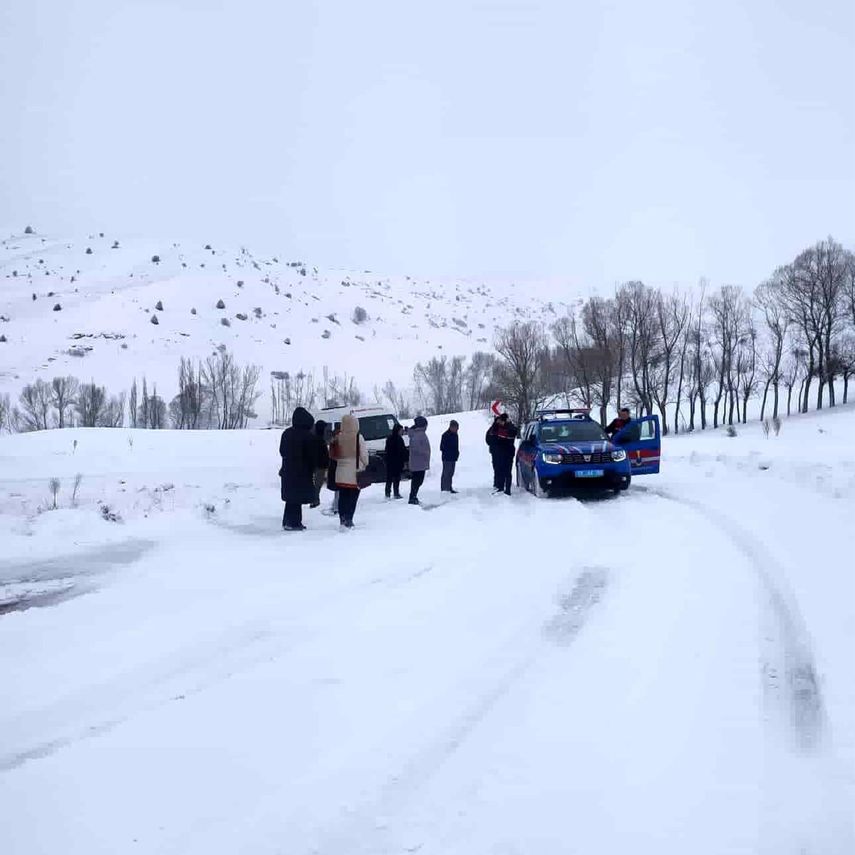 Kar yolları kapattı, öğretmenler yolda kaldı
