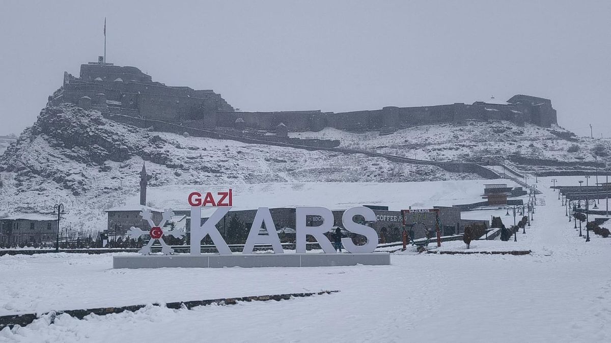 Kars'ta Bahar Beklerken Kar Yağışı