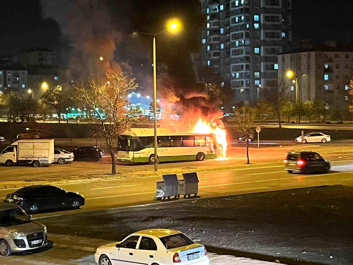 Kayseri'de halk otobüsü alev aldı