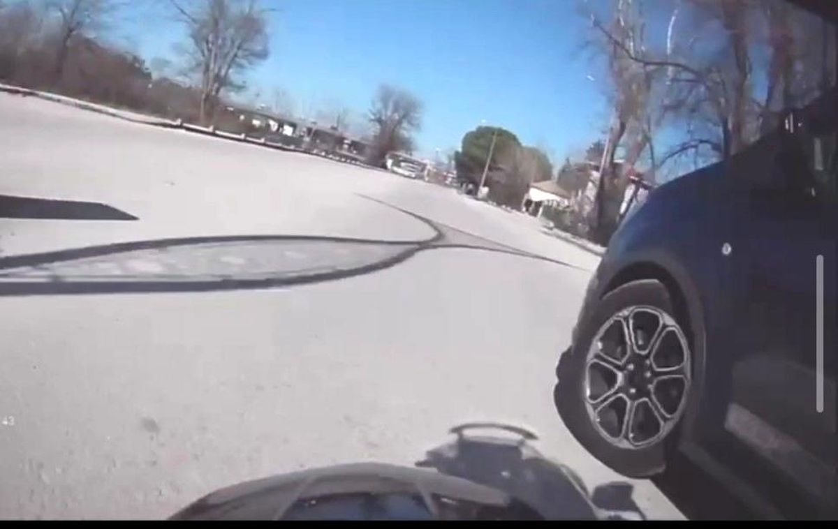 Keşan'da motosiklet hafif ticari araca çarptı: 2 kişi yaralandı