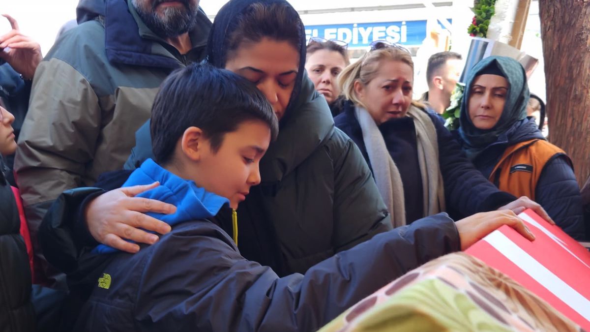 Öğrencisi tarafından öldürülen Fatma Nur öğretmen, son yolculuğuna uğurlandı