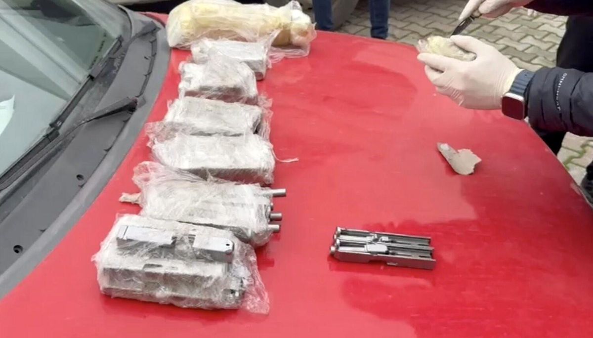 Otomobilin kapılarına zulalanmış cephanelik polis ekiplerince yakalandı