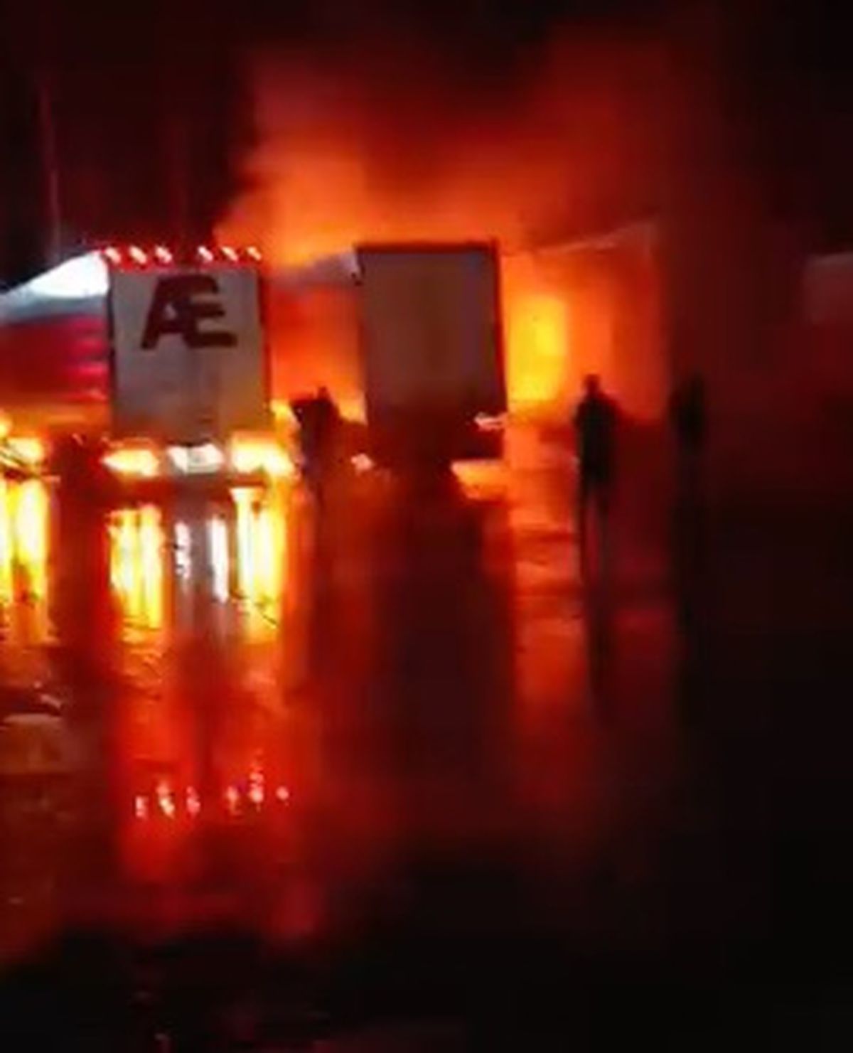 Artvin'de TIR Parkında Yangın: 2 TIR Kullanılamaz Hale Geldi