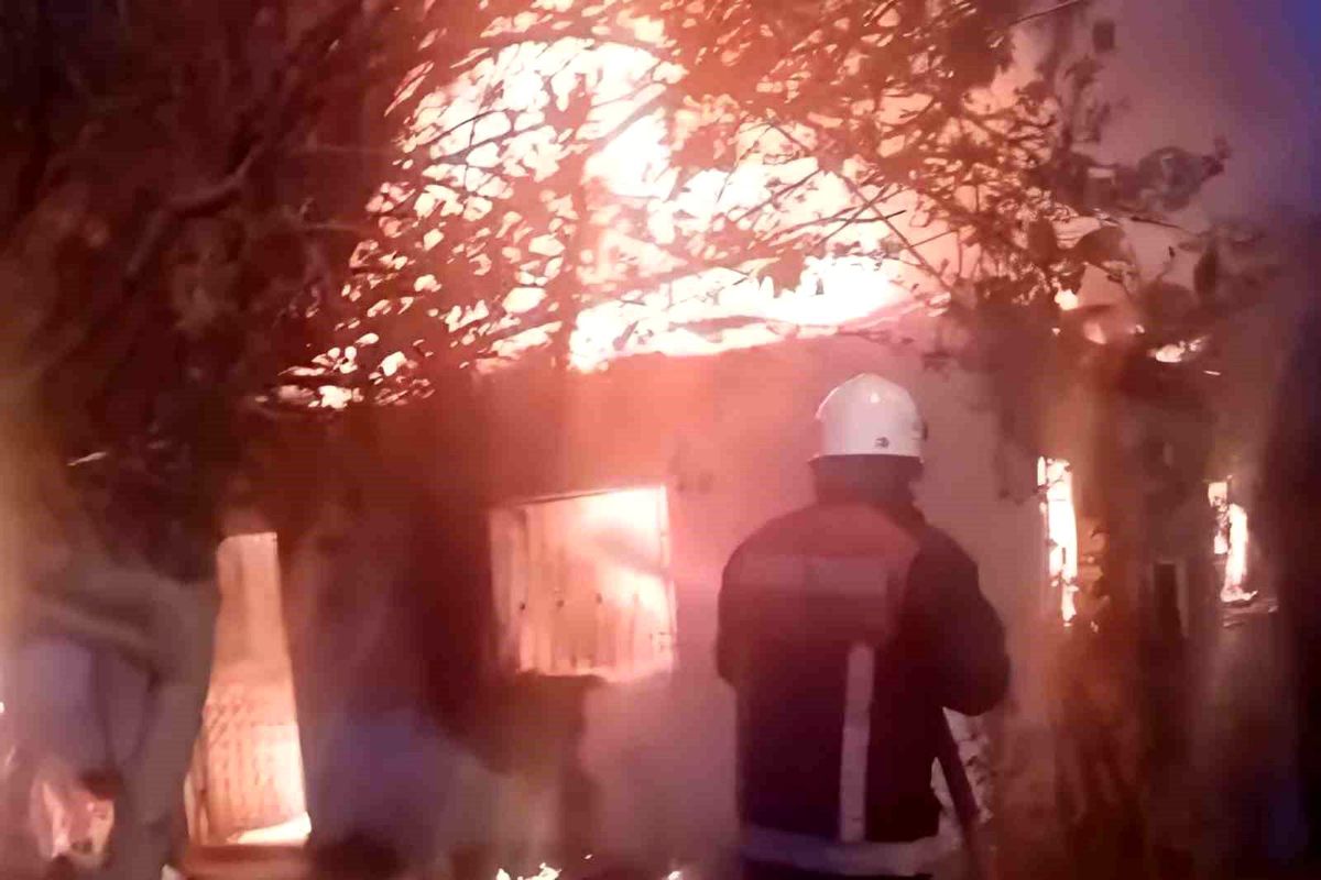 Sobadan çıkan yangın evi kül etti