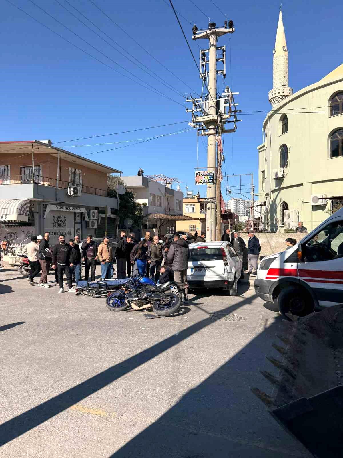 Tarsus'ta otomobil ile motosiklet çarpıştı: 2 yaralı