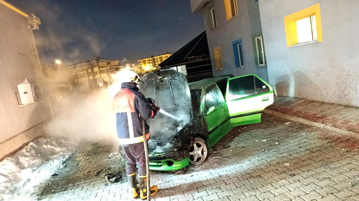 Van'da park halindeki otomobil yandı