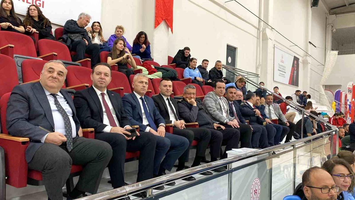 Zonguldak'ta raketler şampiyonluk için parkeye çıktı; 34 ilden 200 sporcu Kozlu'da