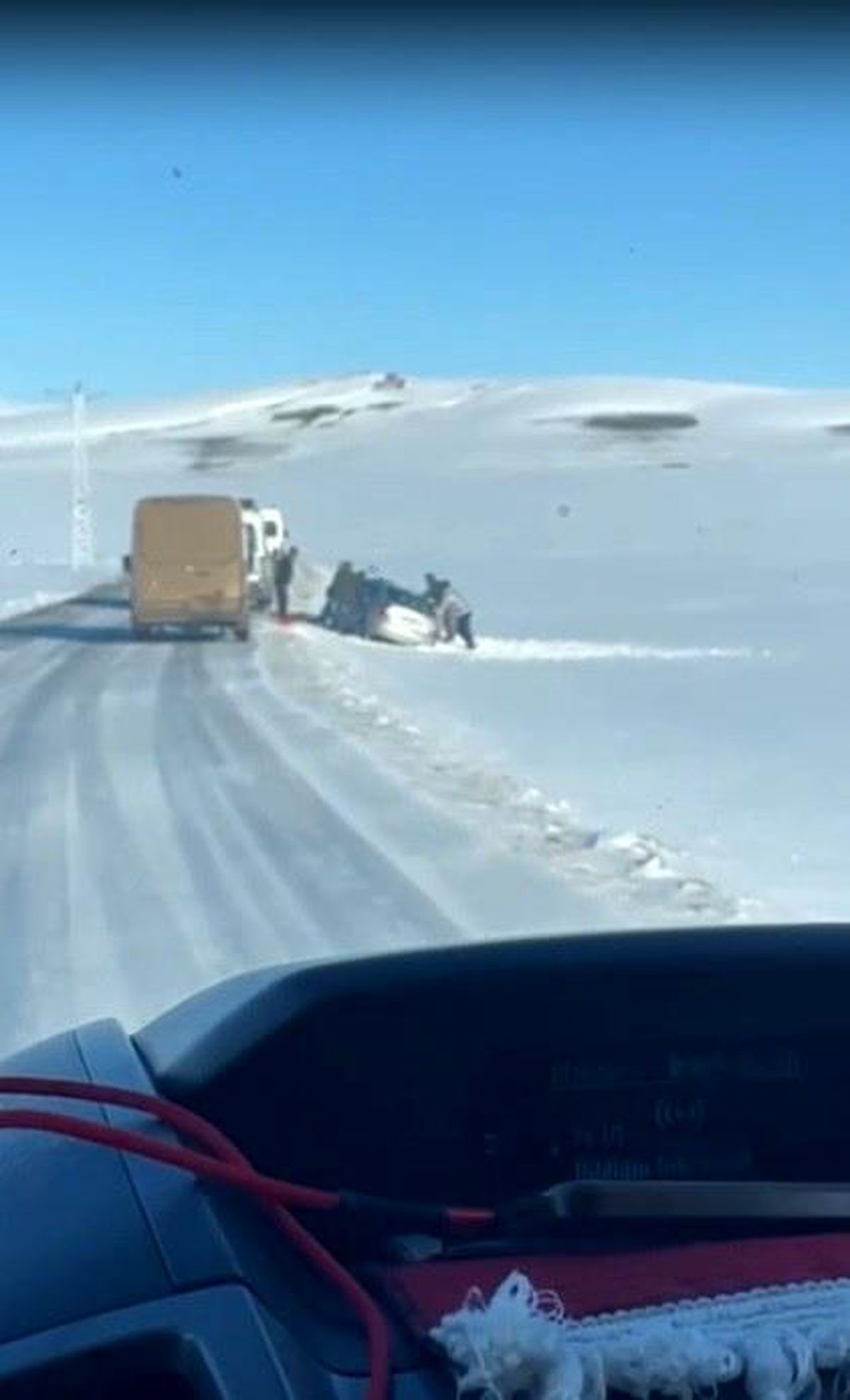 Arpaçay'da yoldan çıkan aracı köylüler el birliğiyle kurtardı