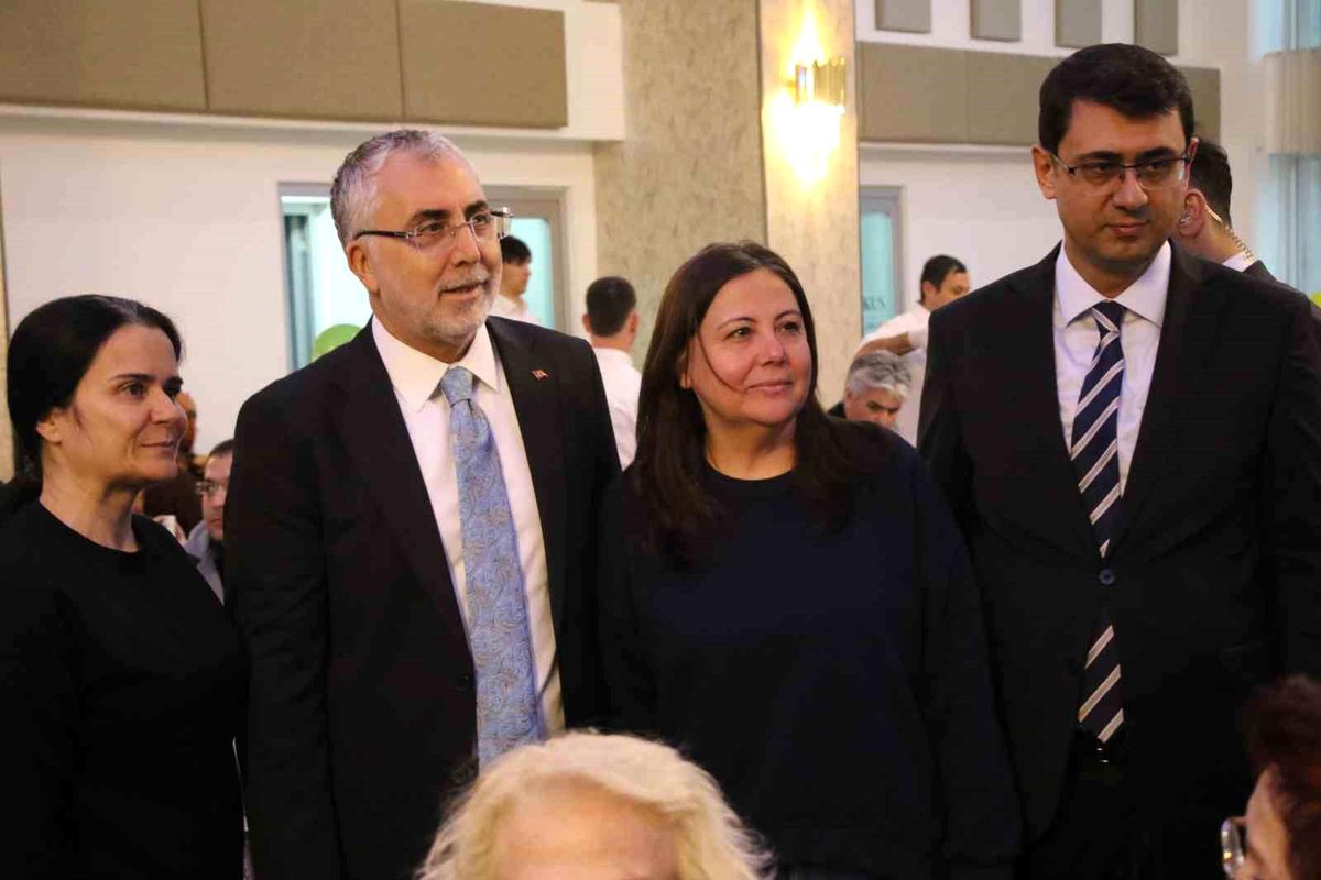 Bakan Işıkhan: "Türkiye olarak, sulhun ve sağ duyunun hakim olduğu bir diplomasi ortamının tesisi için çal...