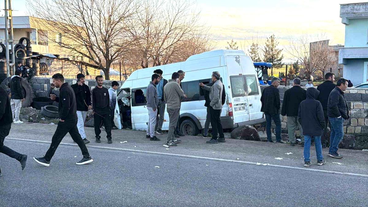 Diyarbakır'da işçi minibüsü duvara çarptı: 12 yaralı