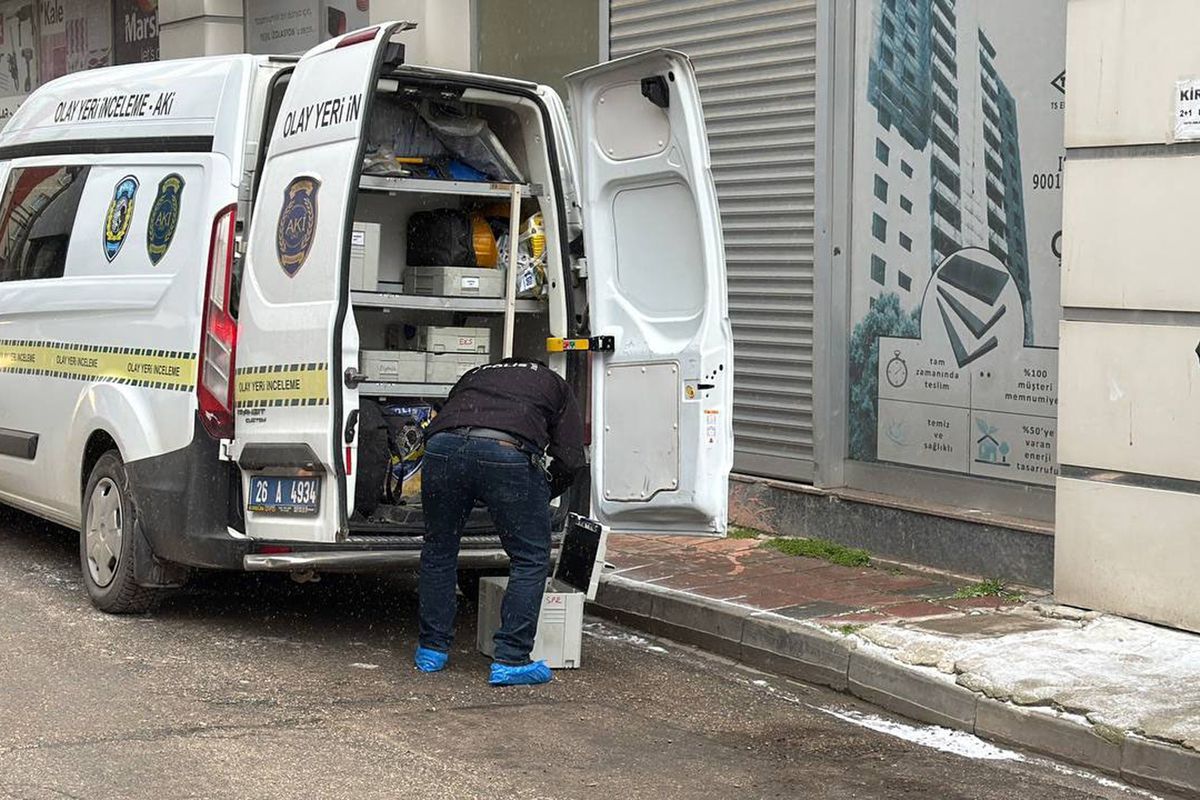 Eskişehir'de korkunç olay: Pencereden atlayan adam eşini boğarak öldürmüş