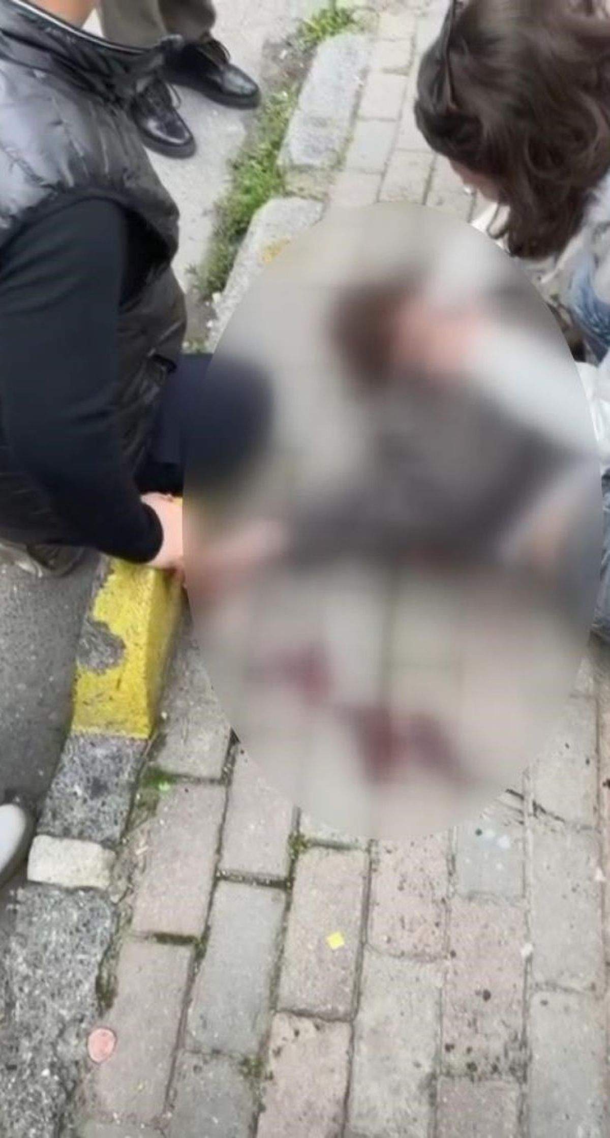 Fatih'te boşanma aşamasındaki eşinin silahla vurduğu kadın ağır yaralandı