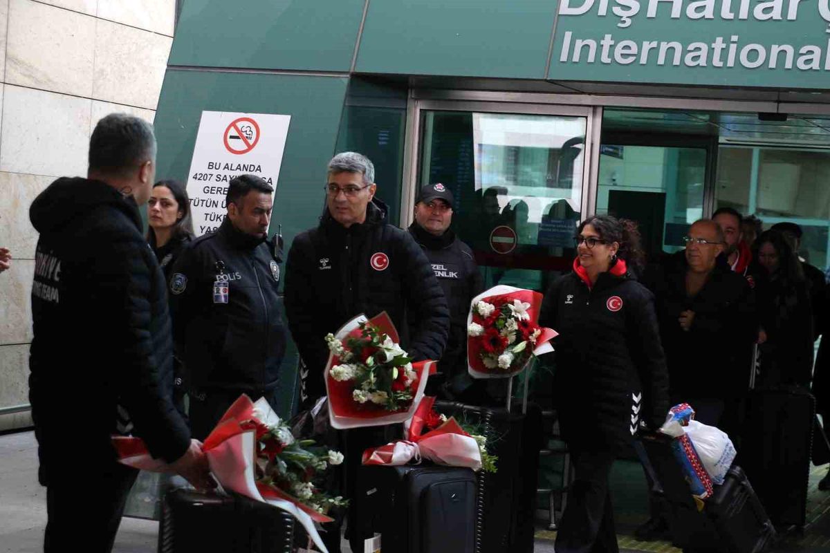 Havalı Silahlar Avrupa Şampiyonası'nı 7 madalyayla tamamlayan milli sporcular yurda döndü
