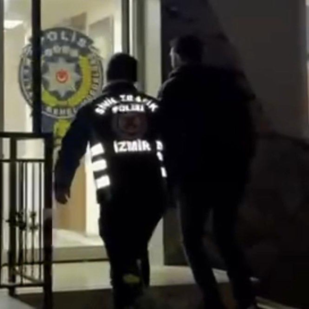 İzmir'de drift yaparken dükkana çarpan sürücü yakalandı