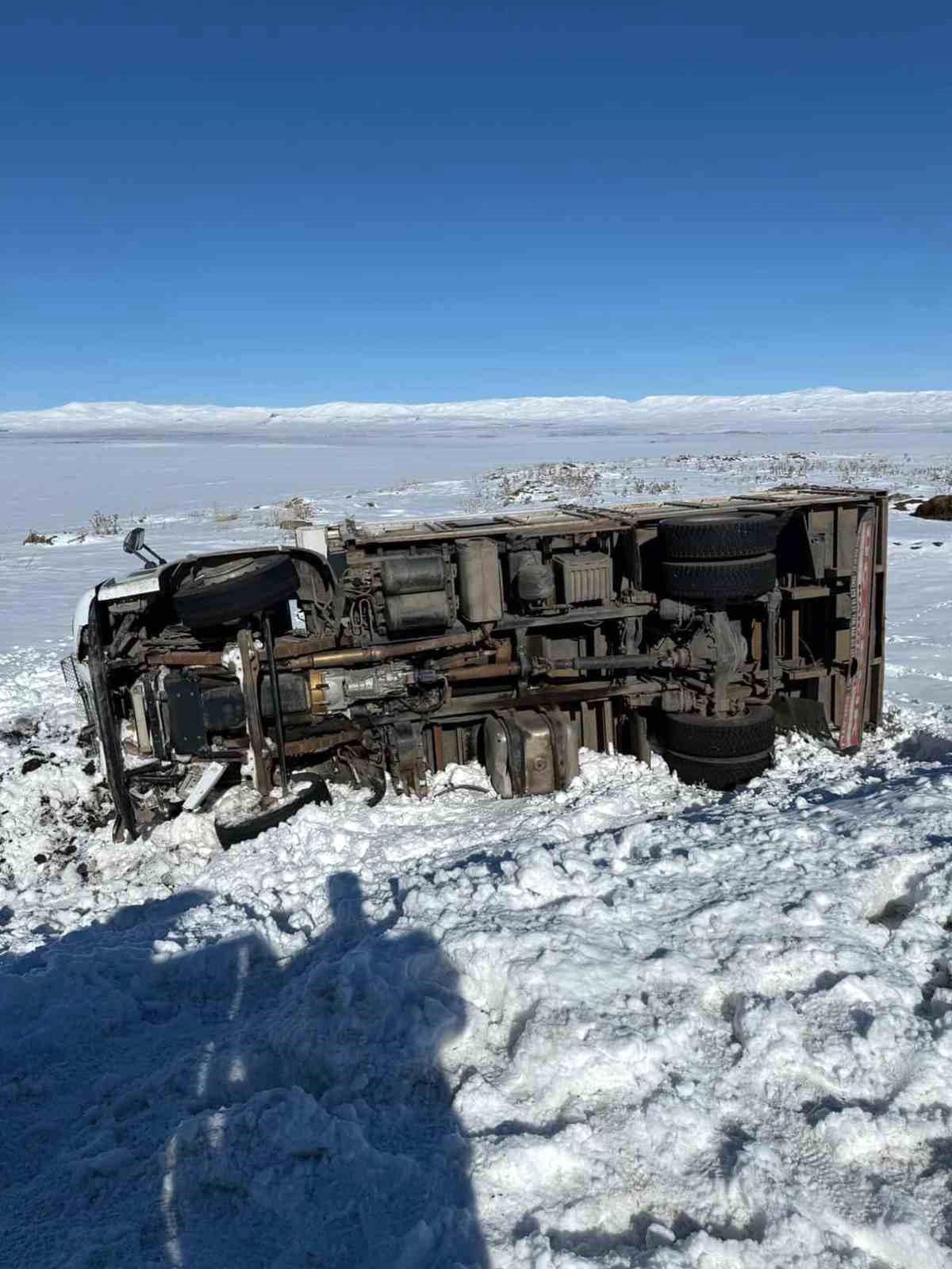 Kars'ta kamyon şarampole devrildi: 1 yaralı