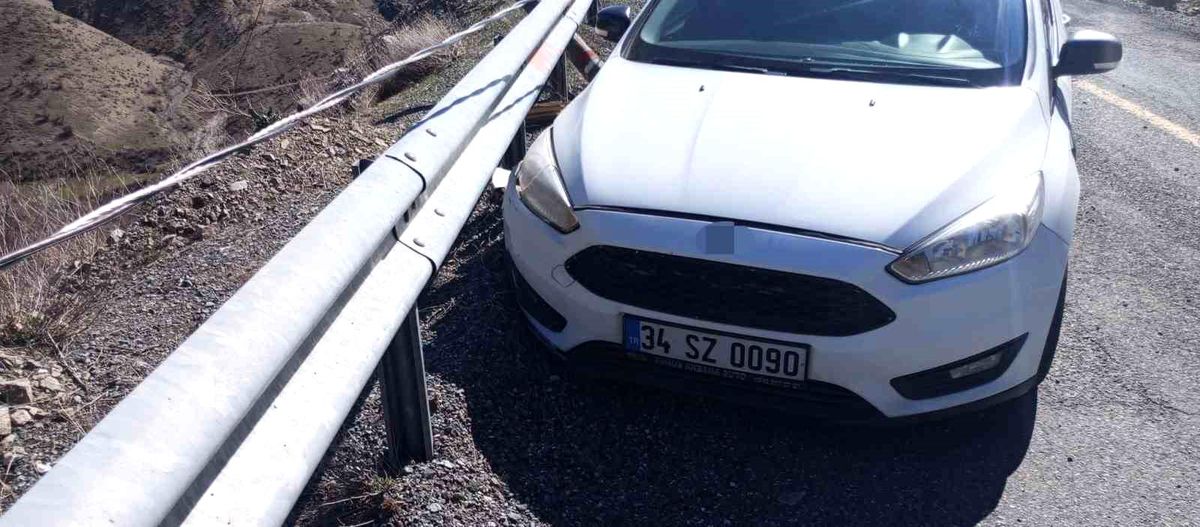Kontrolden çıkan otomobil bariyerlere çarptı