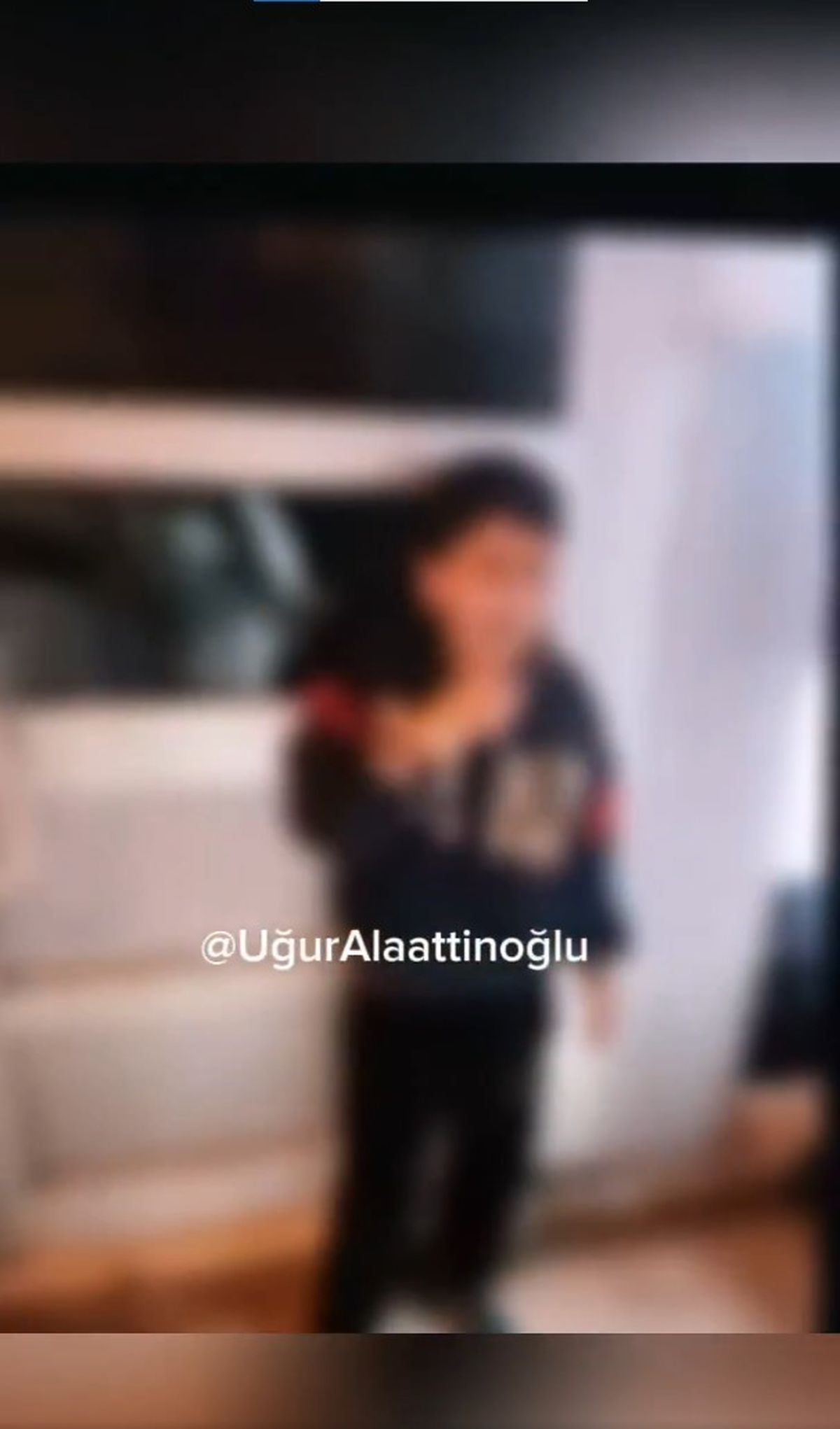 Küçücük çocuğu tekme tokat dövdüler