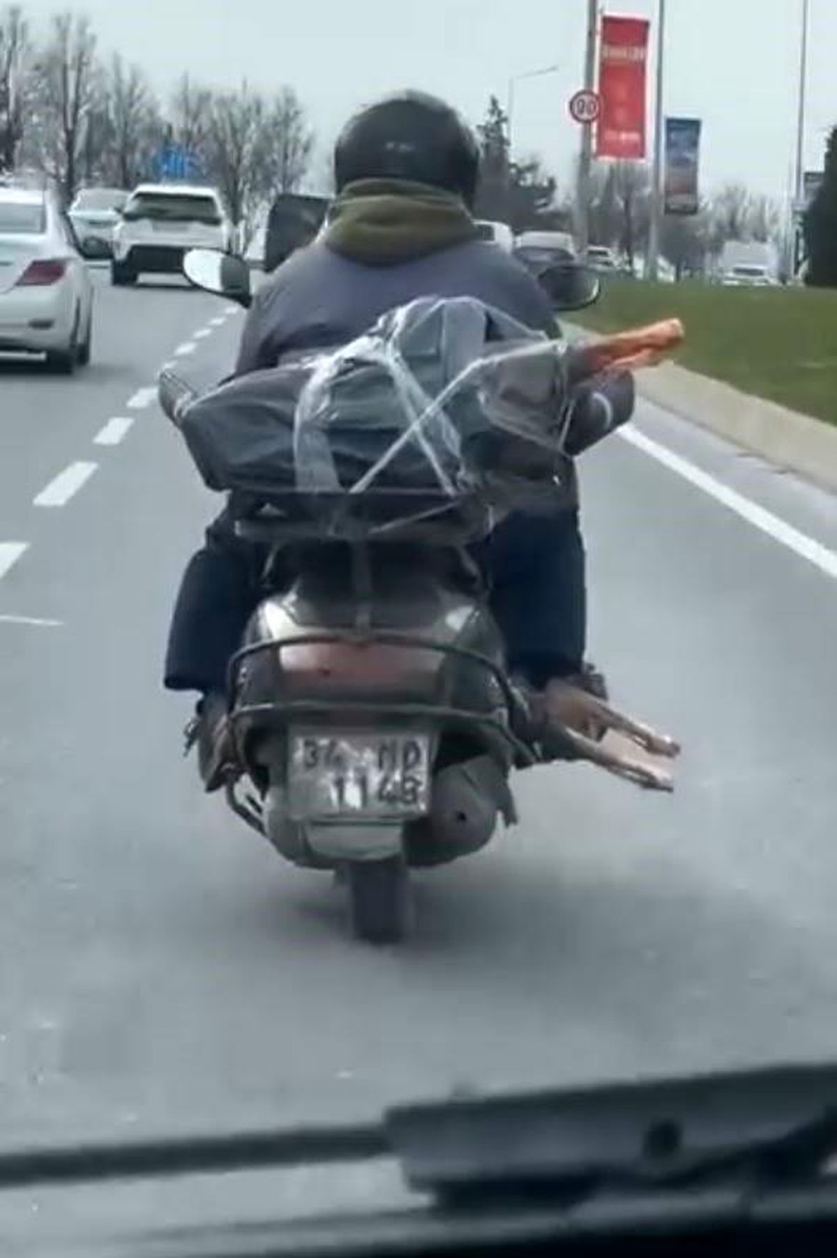 Motorcu ayağının altında et taşıdı
