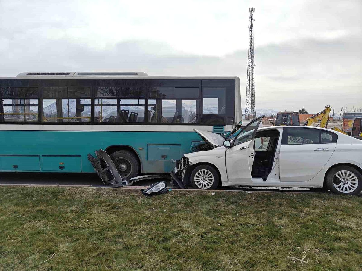 Otomobil halk otobüsüne çarptı, maddi hasar oluştu