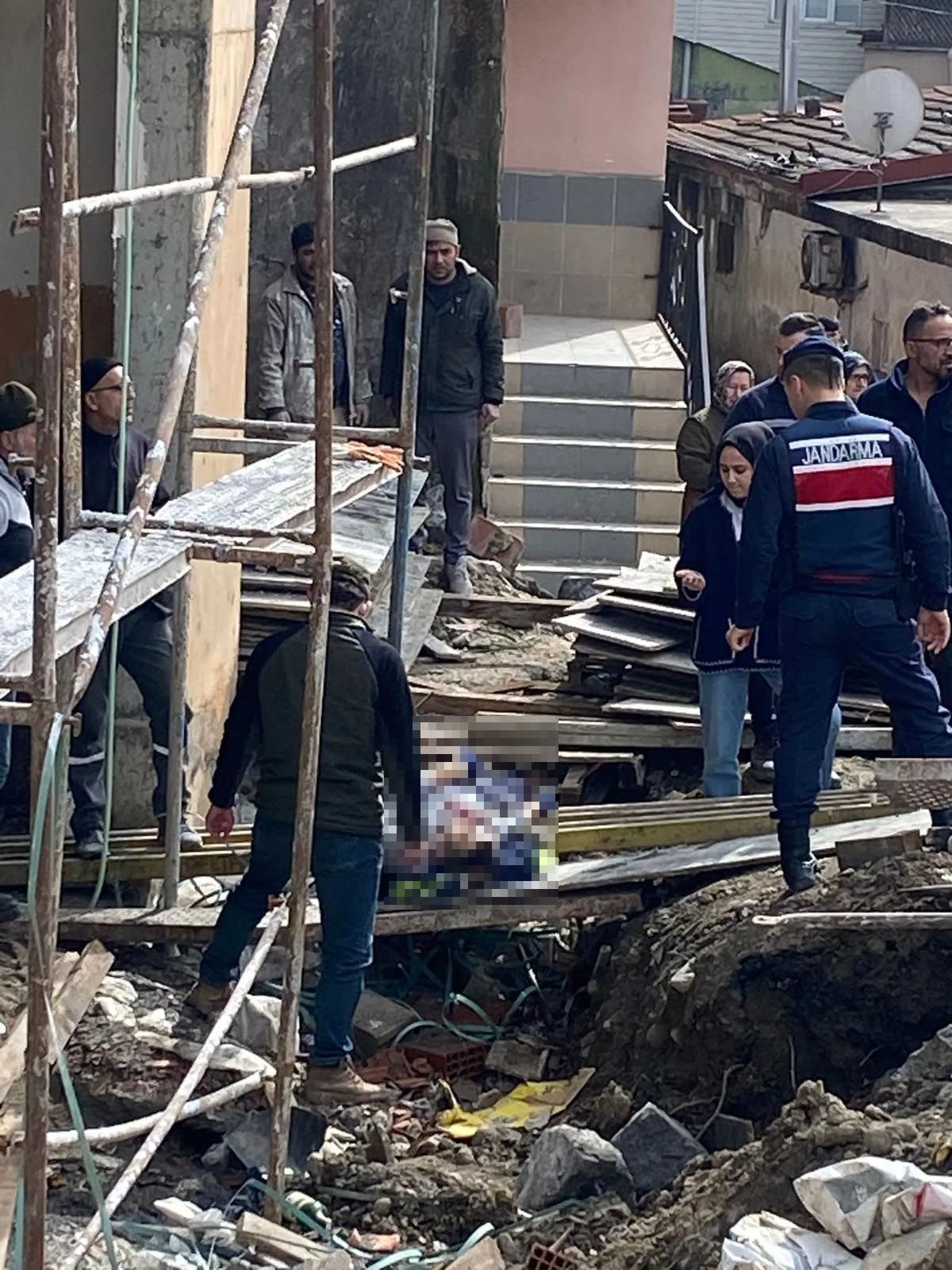 Sağlık ocağı inşaatında 3'üncü kattan düşen işçi öldü