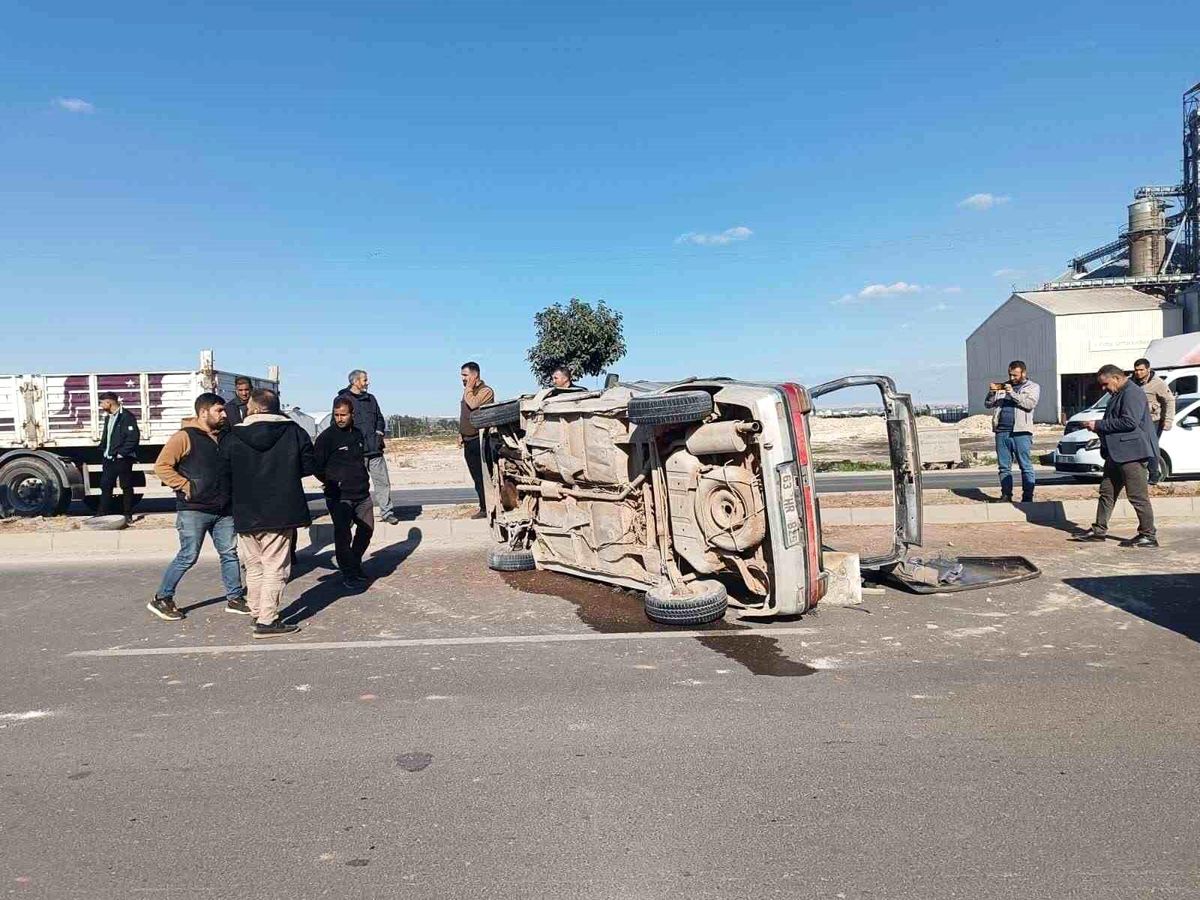 Şanlıurfa'da otomobil devrildi: 3 yaralı