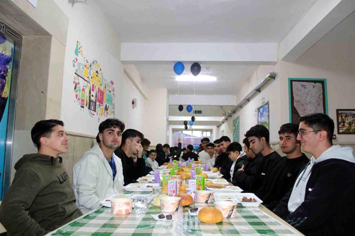Siirt'te öğrenciler ve öğretmenler iftar sofrasında buluştu