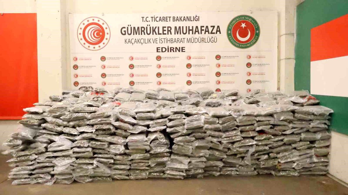 Ticaret Bakanlığı Gümrükler Muhafaza ekiplerinden zehir tacirlerine ağır darbe: 1 ton 413 kilo esrar ele g...