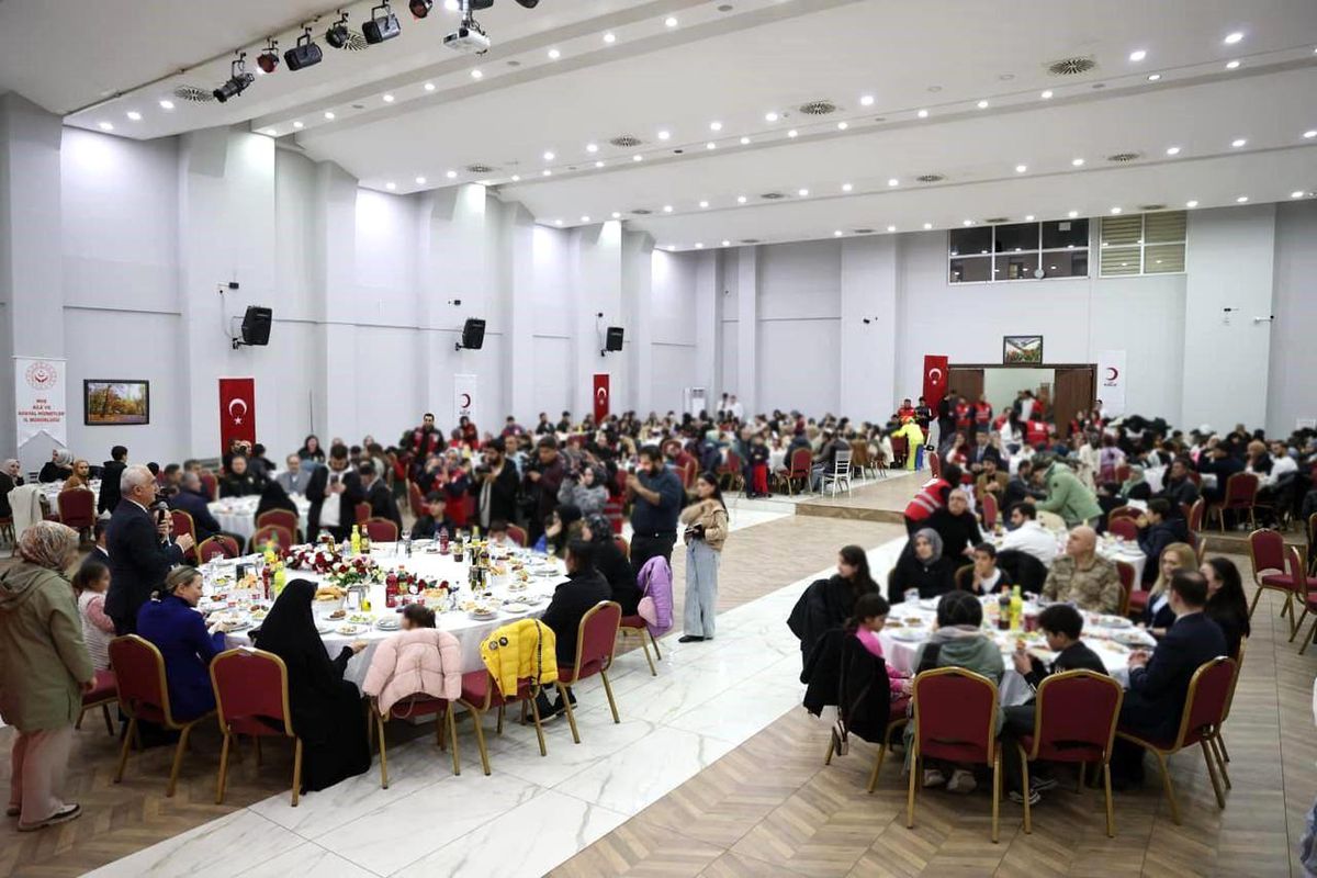 Vali Çakır, Dünya Yetimler Günü'nde koruyucu aileler ve çocuklarla iftarda buluştu