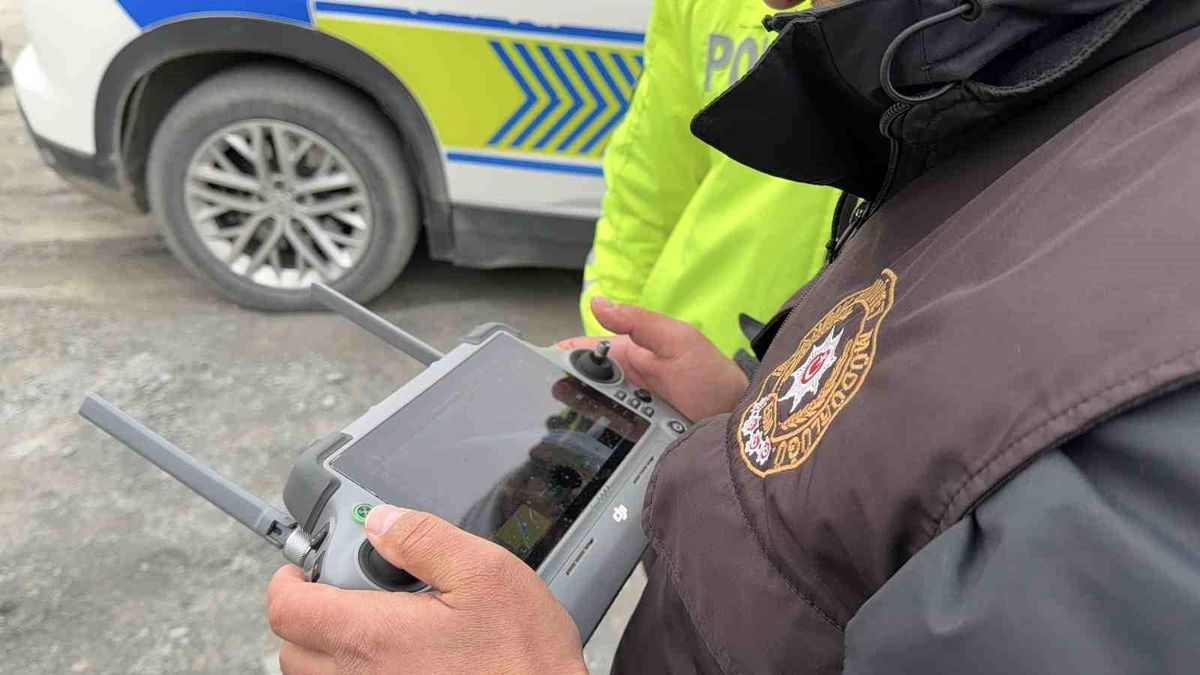 Arnavutköy'de drone destekli trafik denetimi: Hatalı sollama yapma ve ehliyetsiz araç kullanımına toplamda...