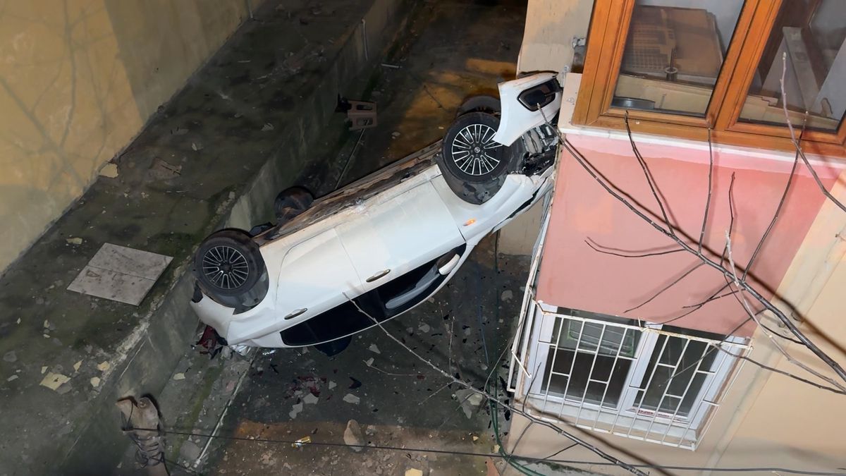 Avcılar'da otomobil 8 metre yüksekten bina boşluğuna düştü