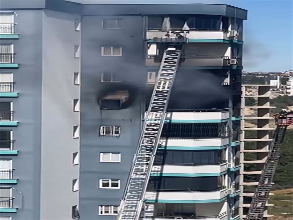 Adana'da İnşaat İşçisi, Yangında Mahsur Kalan Bebeği Kurtardı
