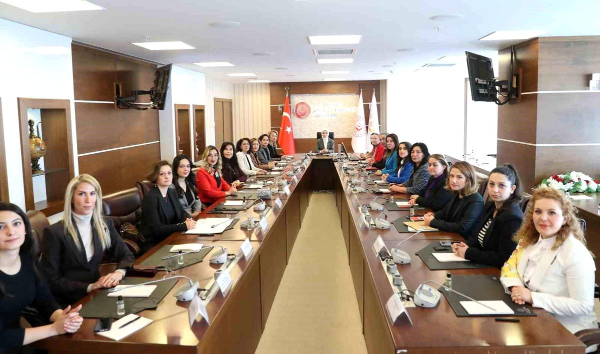Bakan Göktaş baroların kadın ve çocuk hakları komisyonu temsilcileriyle bir araya geldi