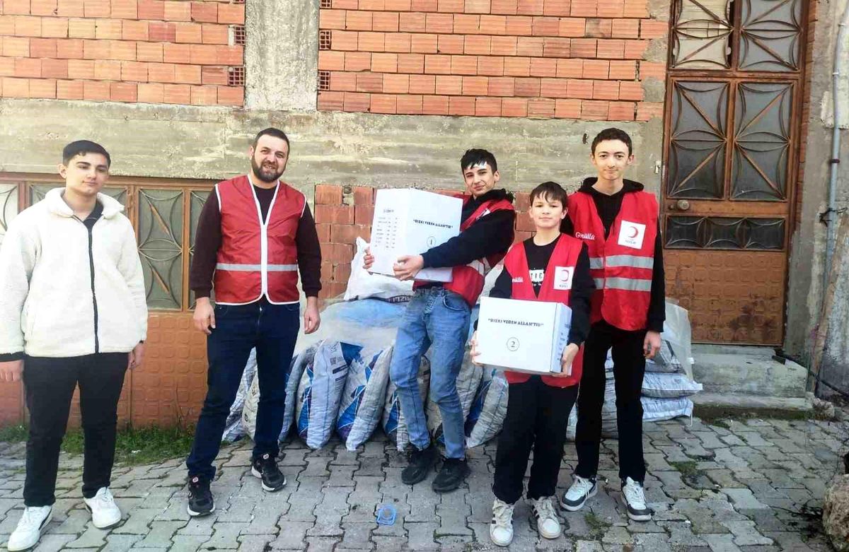 Hisarcık'ta öğrenciler Kızılay'ın yardım kolilerini ihtiyaç sahiplerine ulaştırdı