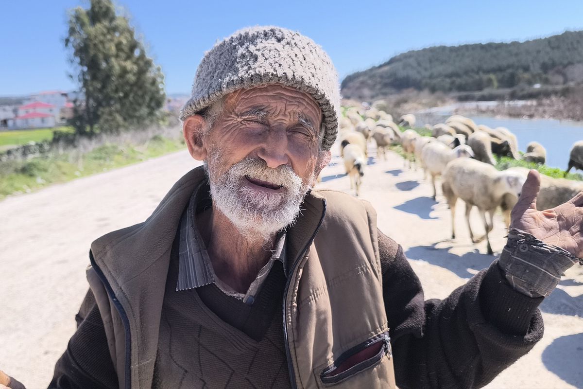 Ameliyatlı haliyle besicilik yapan Ömer Amca'nın sözleri yüreklere dokundu