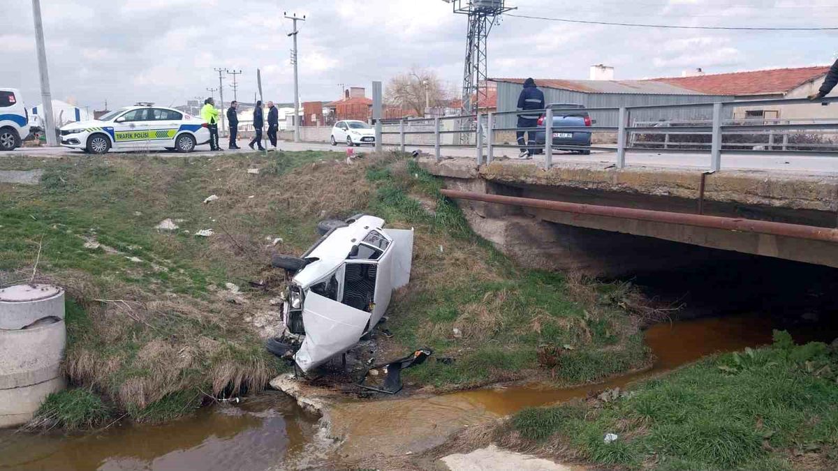 Kütahya'da otomobille çarpışan araç dereye uçtu: 3 yaralı