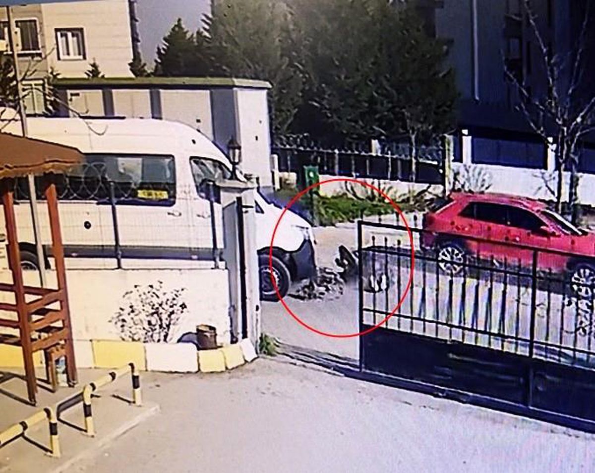 Okul servisine çarpmamak için motosikletten düşüp metrelerce savruldular: O anlar kamerada