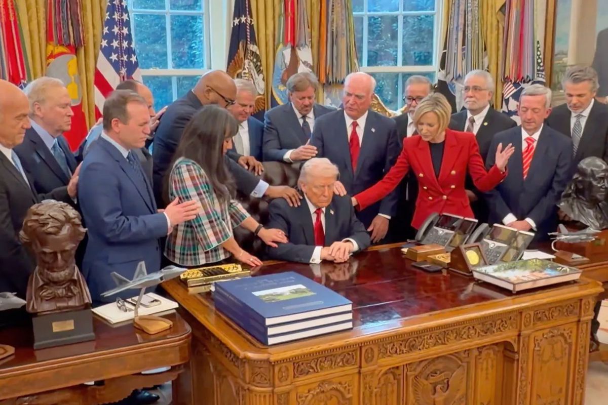 Oval Ofis'te toplanan Evangelist papazlardan Trump'a toplu dua