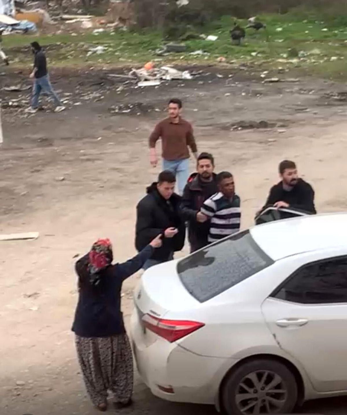 Sakarya'da hareketli dakikalar: Firariyi vermemek için polise direndiler