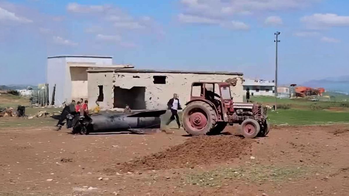 Suriyeli çiftçi, bahçesine düşen İran füzesinin enkazını hurdacıya sattı