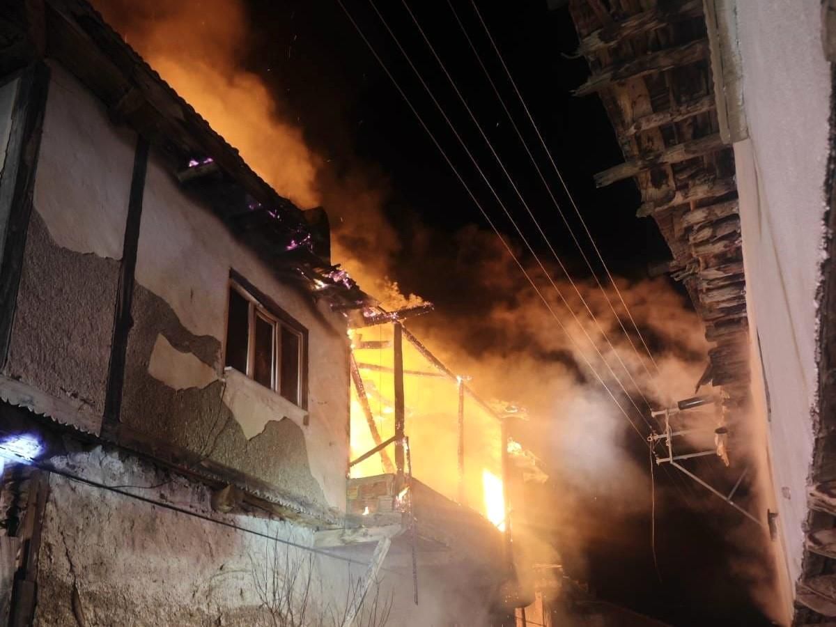 Uşak'ta iki katlı evde çıkan yangın söndürüldü