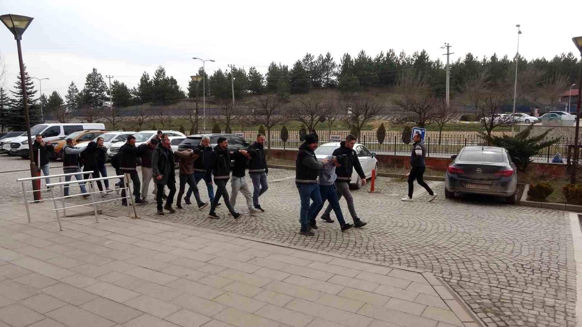 Uyuşturucu operasyonda gözaltına alınan şüphelilerden 3'ü tutuklandı
