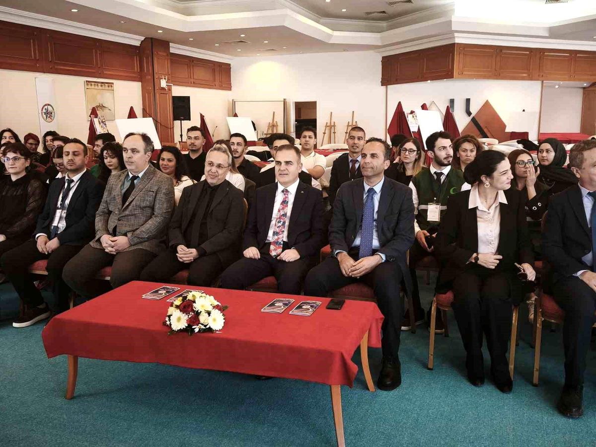 Vali Akbıyık gençlerle çalıştayda buluştu